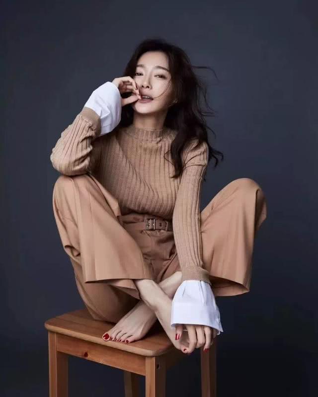 秋冬必备的驼色系穿搭，记住这些穿搭细节，简单中有高级感