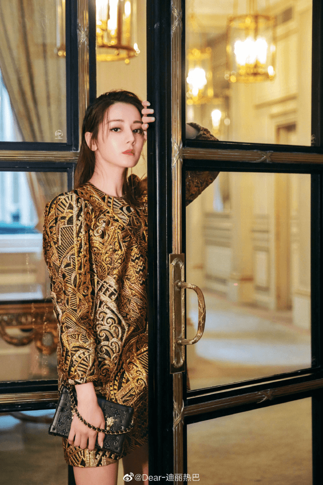 迪丽热巴太性感，大V薄荷绿长裙勾勒完美腰臀比