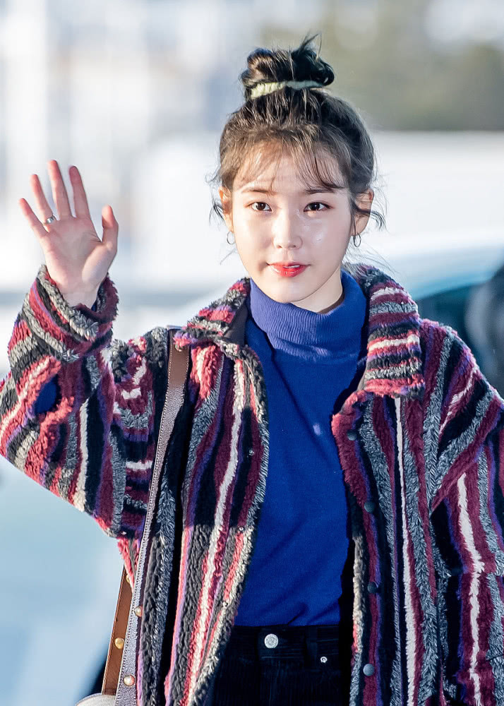 IU李知恩真会穿！毛绒外套搭阔腿裤，162CM也能穿出黄金比例