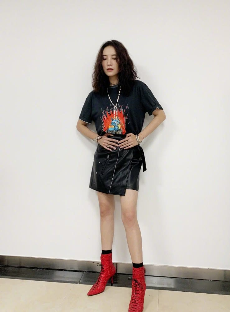 美女宋佳穿V领裙踩细高跟，散发迷人魅力