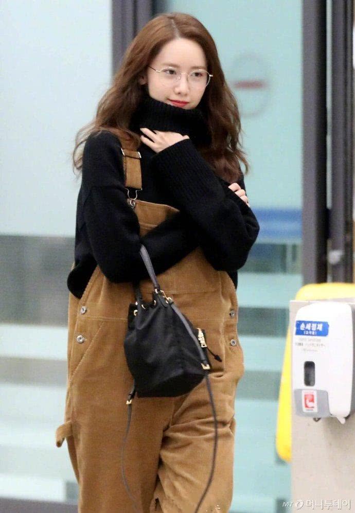 韩国美女林允儿机场时尚穿搭,灯芯绒背带裤内搭高领毛衣,乖巧甜美超有范
