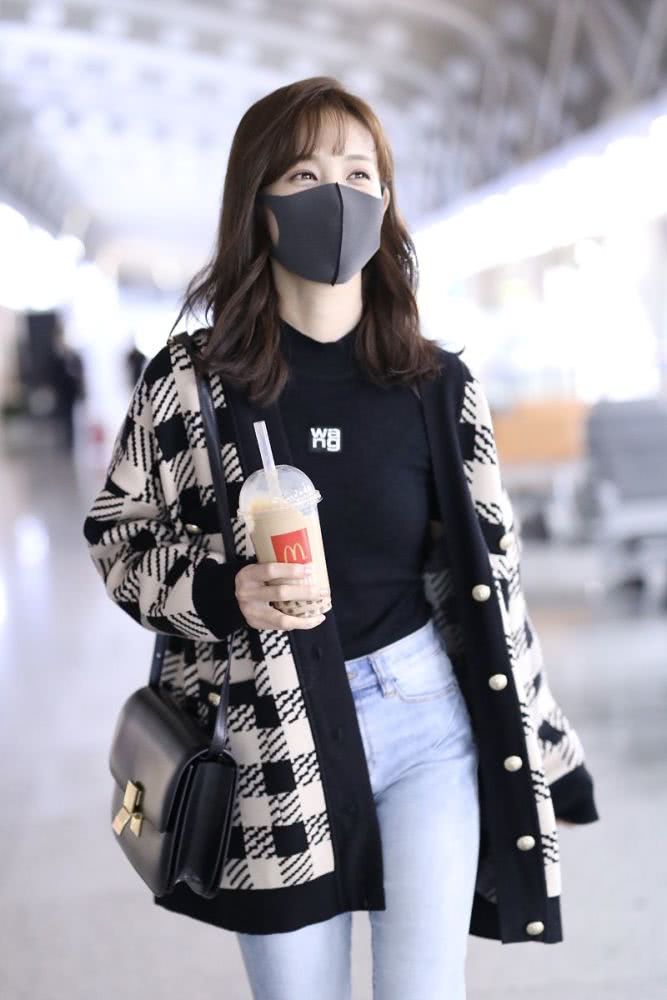 李一桐机场街拍好美，穿针织开衫优雅高级，不愧剧剧都是女主角
