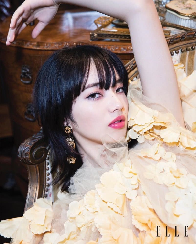 权志龙的前任小松菜奈,厌世脸登ELLE,臭脸都挡不住魅力爆炸!