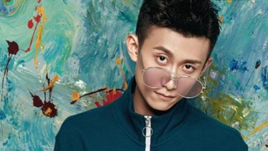 张一山的求生欲有多强？本想跷二郎腿，发现有镜头后反应太可爱