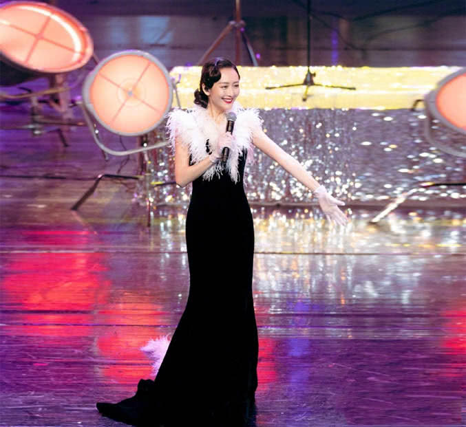 美女王鸥真是风情万种,一袭黑色LOOK大秀好身材,钻石眼妆更抢镜