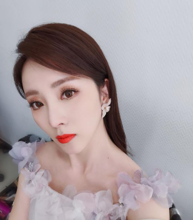 33岁央视才女李思思,嫁了8年学霸老公,原来是我们熟悉的他