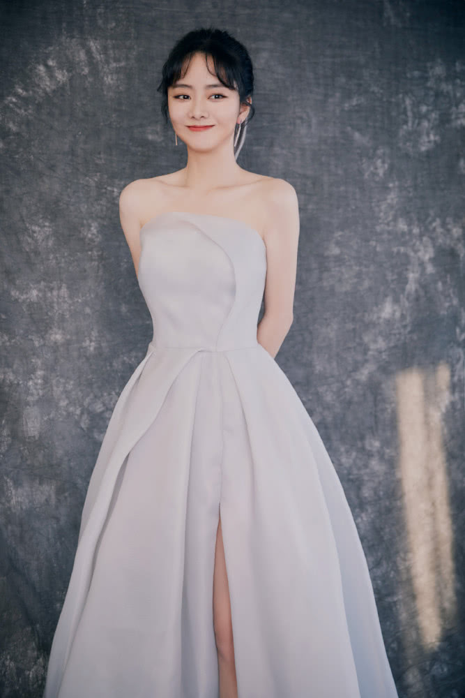 美女谭松韵穿水雾蓝抹胸开叉裙,淡雅又有少女感