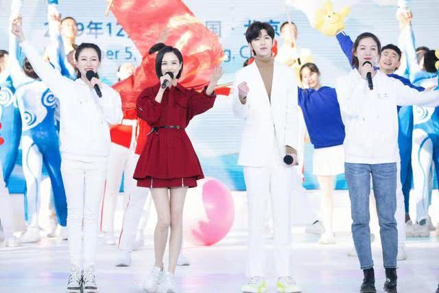 美女明星佟丽娅穿白裙秀直角肩太仙女,连脚丫都是美的