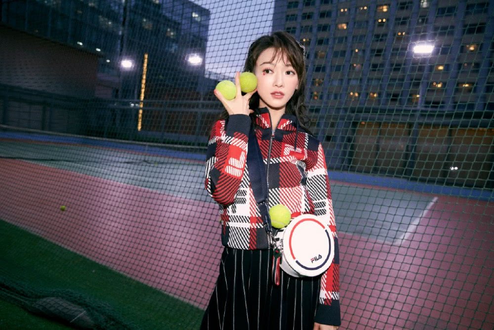 吴谨言穿外套配短裙,少女感十足