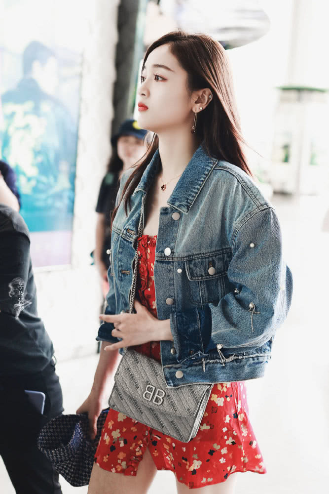 美女吴宣仪两套造型都穿牛仔外套，一个甜美一个帅气