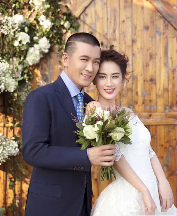 同样是豪门媳妇,黄圣依每年2亿零花钱,她每晚跪着给婆婆洗脚!