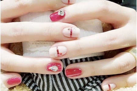 1575452319579502.jpg 2019冬天美甲图片大全,春节红色带钻的指甲新款式