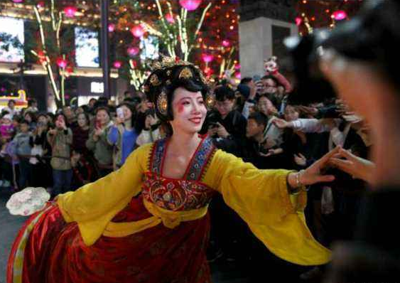 西安“不倒翁”女孩意外走红,看到卸妆后的样子,网友直呼大唐女神