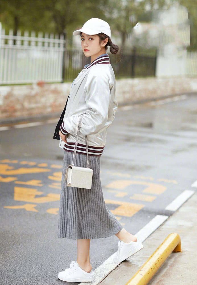 美女李兰迪穿泰迪熊大衣，配黑发尽显清纯女人味