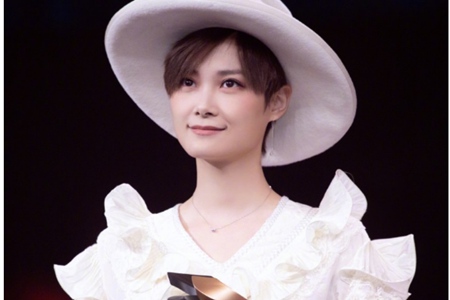 短发女生染发