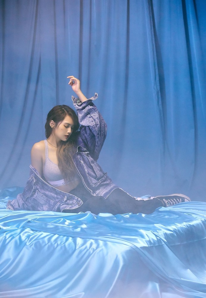 美女杨丞琳牛仔外套搭配运动潮品,穿出了不一样的时尚