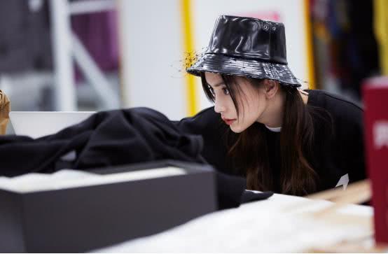 BABY穿卫衣配安全裤,意外撞脸“天王嫂”