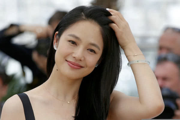 27岁嫁二婚姜文,婚后3年生2子,今40岁被姜文宠得像20岁