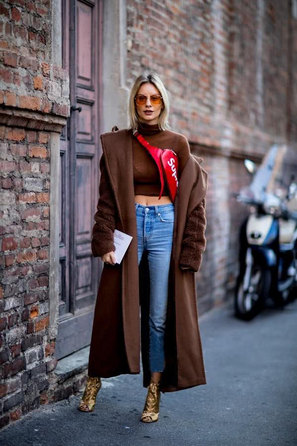欧美街拍：会打扮的女人穿大衣都会选这4种内搭，美得高级还显气质