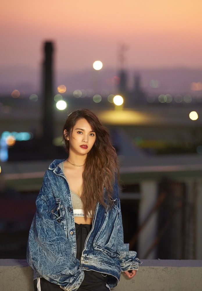 美女杨丞琳牛仔外套搭配运动潮品,穿出了不一样的时尚