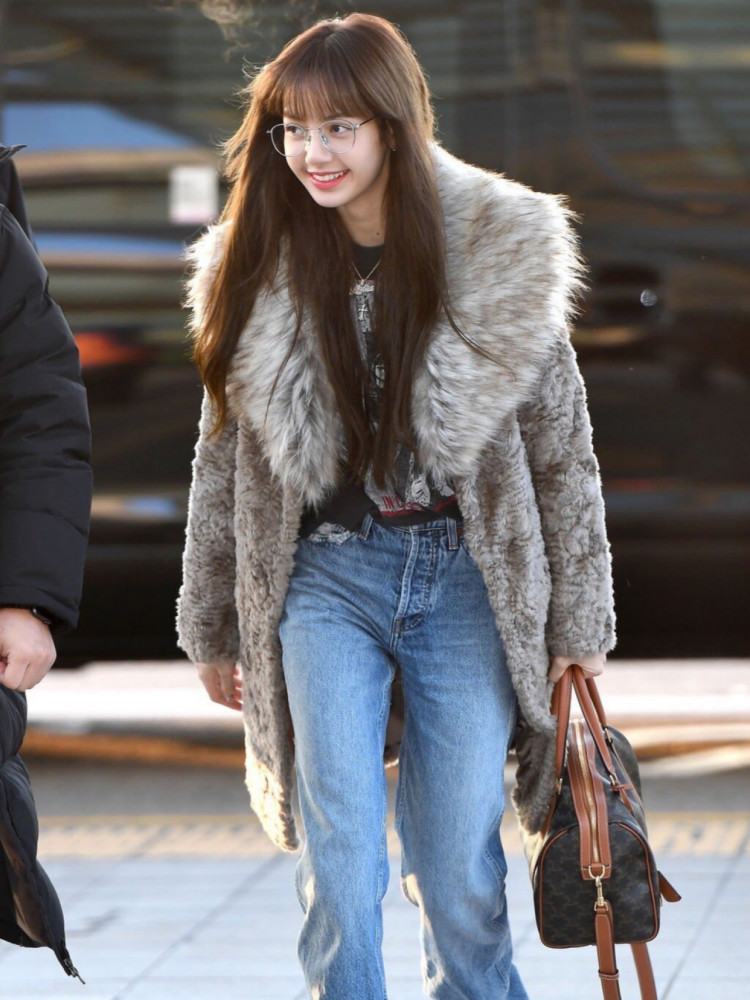 LISA现身机场，穿毛绒大衣太吸睛，不愧是“泰国甜豆”！