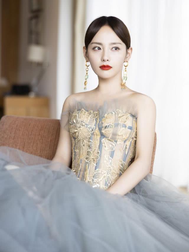 美女张嘉倪穿雾霾蓝长裙,美得不可方物,这气质太迷人