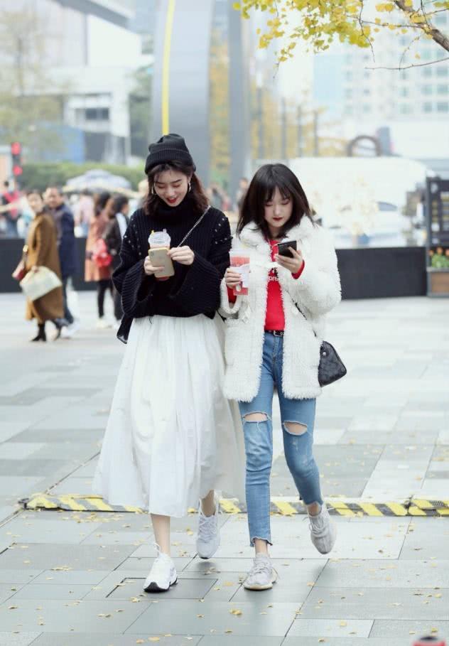 国内街拍：今年最流行的冬装，时髦女生都穿它过冬