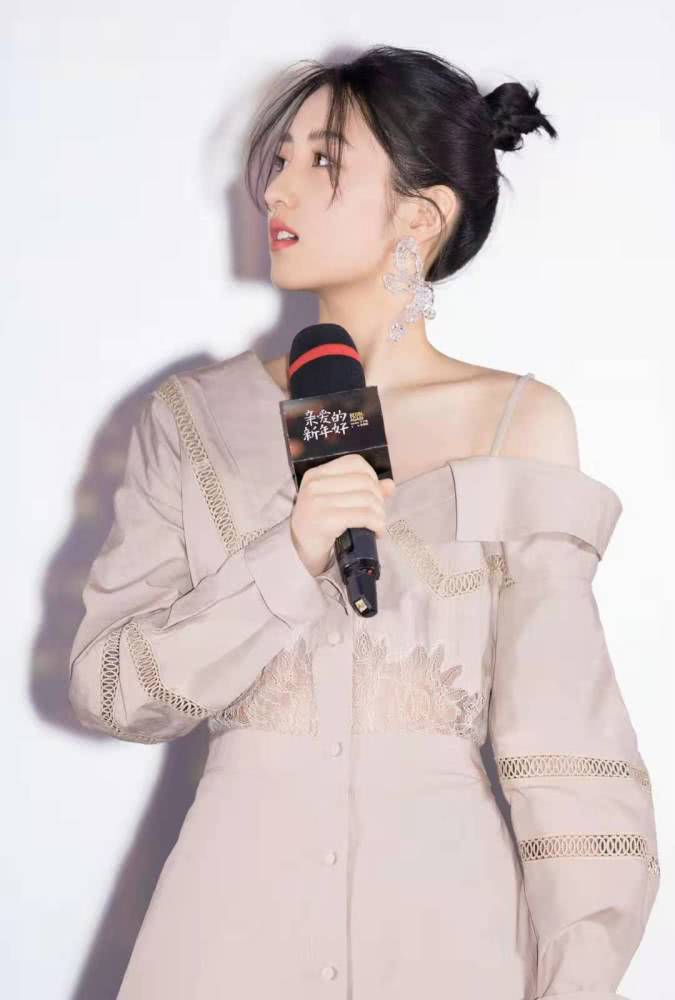 18岁张子枫出席活动穿半露肩衬衫裙，美得脱俗