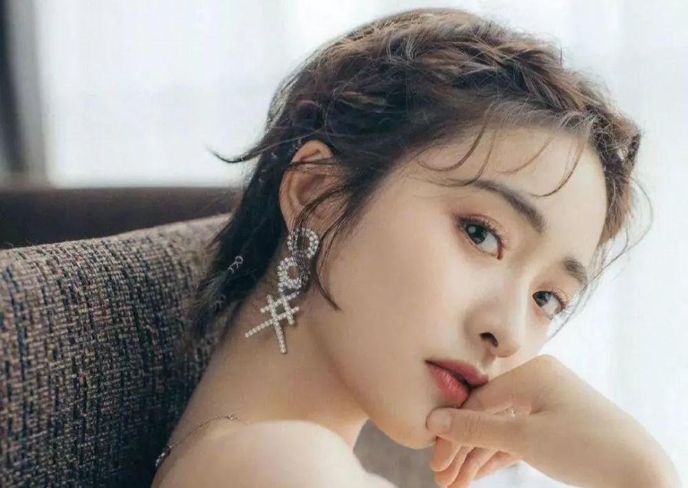 深受戚薇宋茜等女明星宠爱的夸张耳饰，时髦到让你抛弃所有耳钉