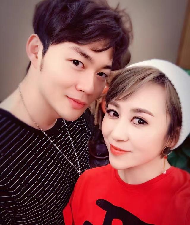 37岁马丽嫁93年小鲜肉后,首度承认怀孕,腹部高高隆起即将卸货