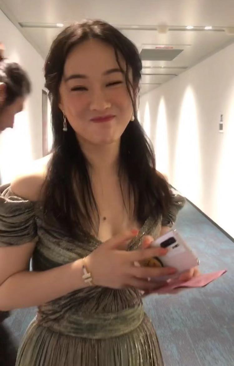 霍思燕回应自己太旺夫，嘟嘴卖萌太可爱，胸口大痣越来越显眼