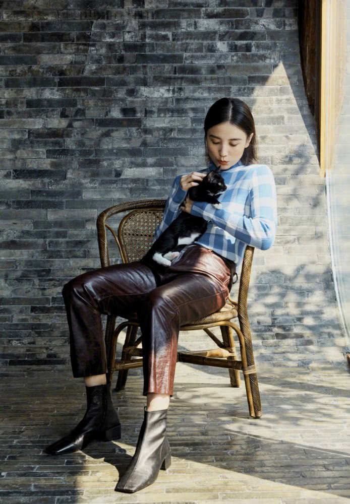 美女宋佳穿V领裙踩细高跟，散发迷人魅力