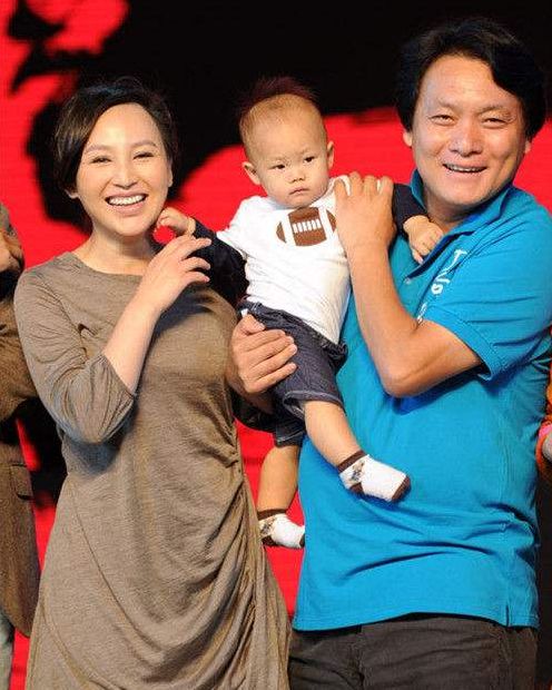 她住过地下室摆过摊,19岁裸婚生三孩,现丈夫用一部剧捧红她