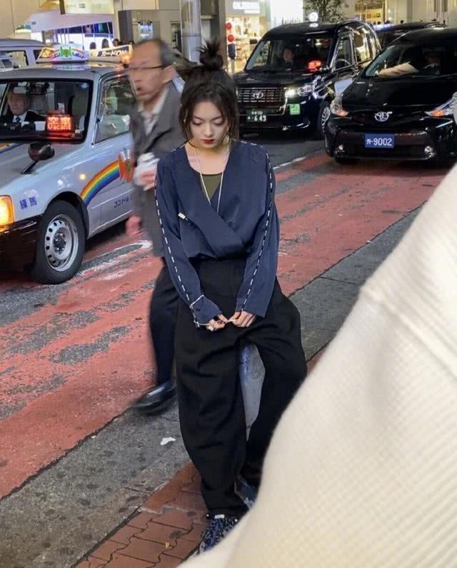 00后美女小花赵今麦罕见港风造型,红唇丸子头美艳有范,成熟中透着少女气息