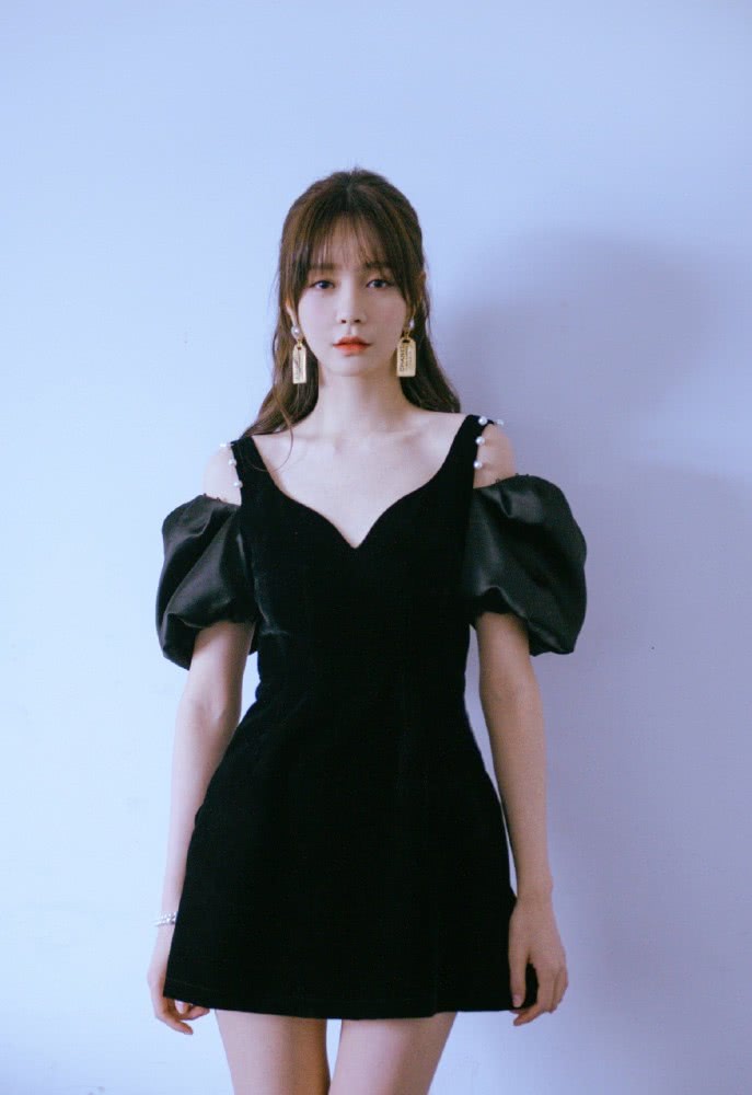 美女沈梦辰穿复古连衣裙配12厘米“铁钉”,秀长腿太性感