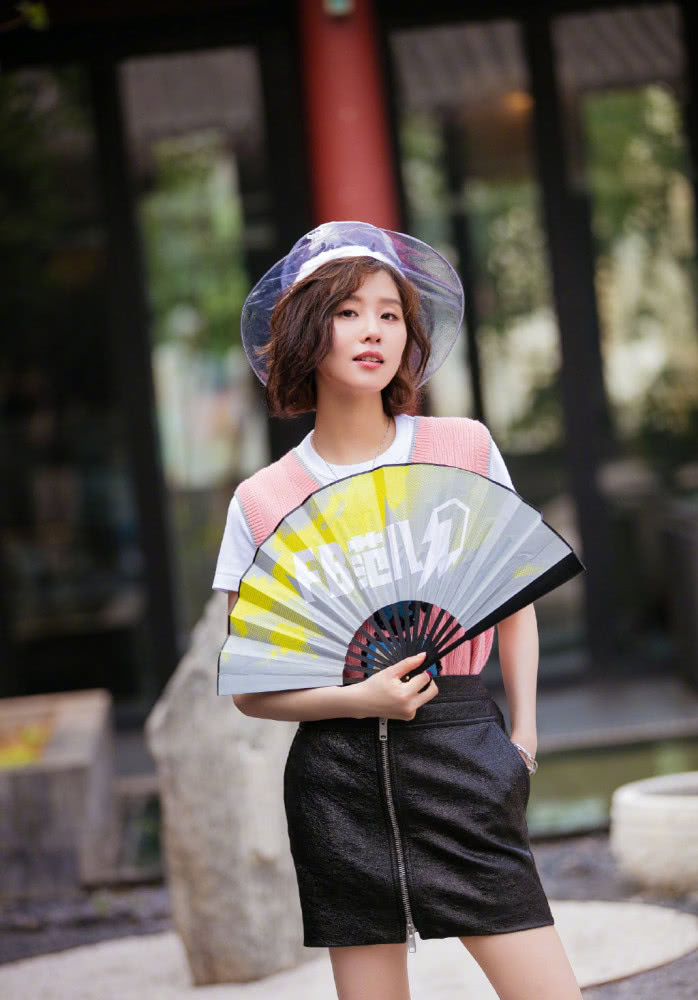 气质美女刘诗诗产子后逆生长？衬衫领带棉袄配皮裙，每一帧都是画报