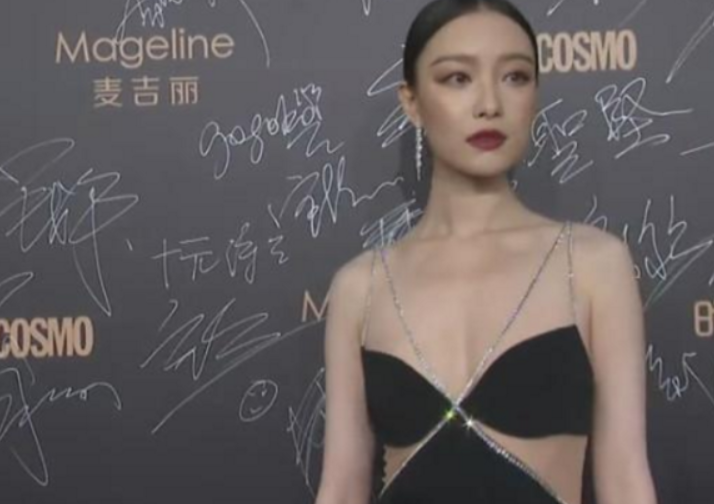 女星红毯斗艳，刘诗诗低胸尽显优雅，热巴深沟火辣，景甜瓷肌亮瞎