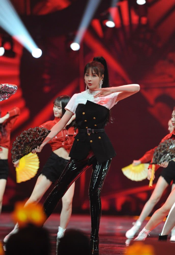 美女沈梦辰穿复古连衣裙配12厘米“铁钉”,秀长腿太性感