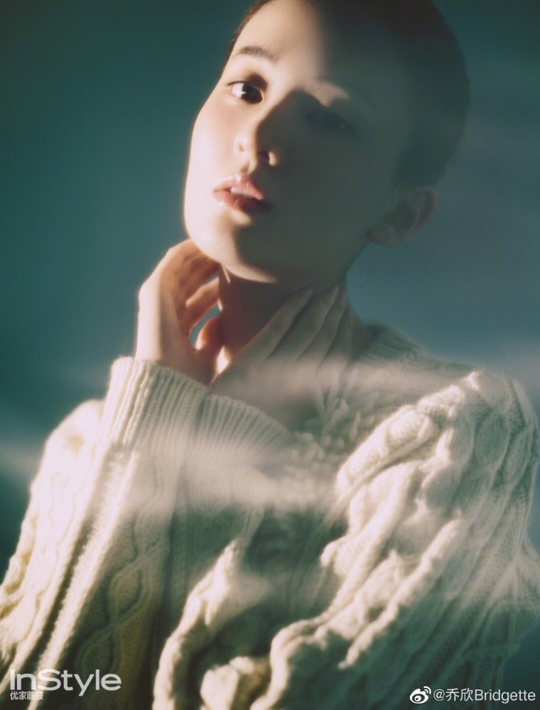 美女乔欣最新时尚写真,大胆玩转光与影,五彩斑斓太夺目