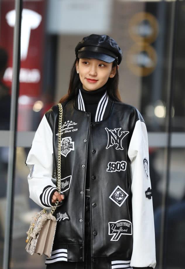 国内街拍：今年最流行的冬装，时髦女生都穿它过冬