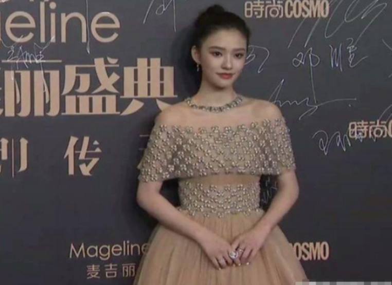 女星红毯斗艳,刘诗诗低胸尽显优雅,热巴深沟火辣,景甜瓷肌亮瞎