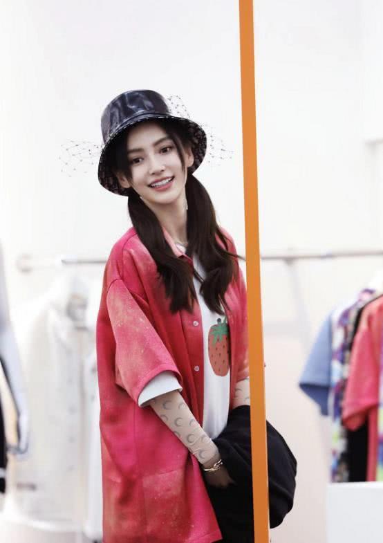 BABY穿卫衣配安全裤,意外撞脸“天王嫂”