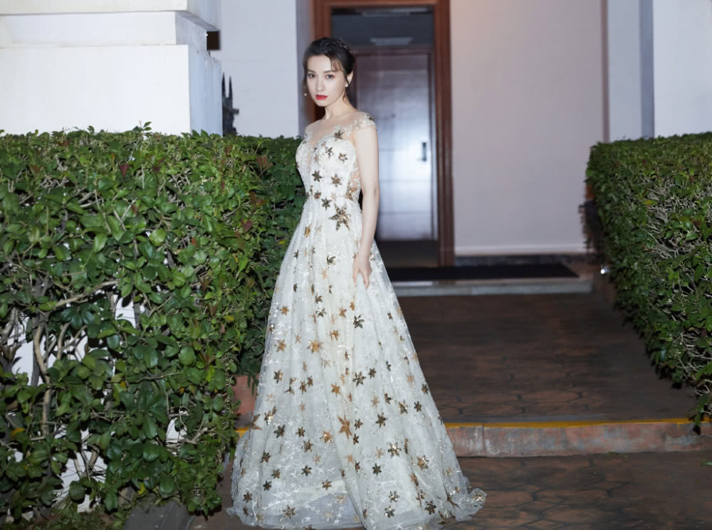 吴昕最新造型，短上衣搭配牛仔裤，小细腰让人眼前一亮