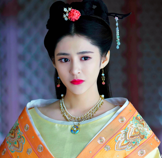 原来李心艾整容前这么美,像颖儿杨颖和谢大脚合体,如今可惜了