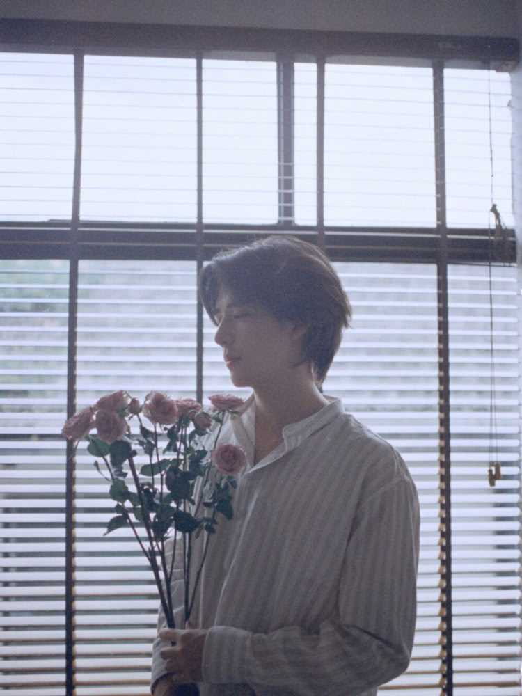 《梦回大清》十三阿哥王安宇换下古装造型,穿搭风格很日系