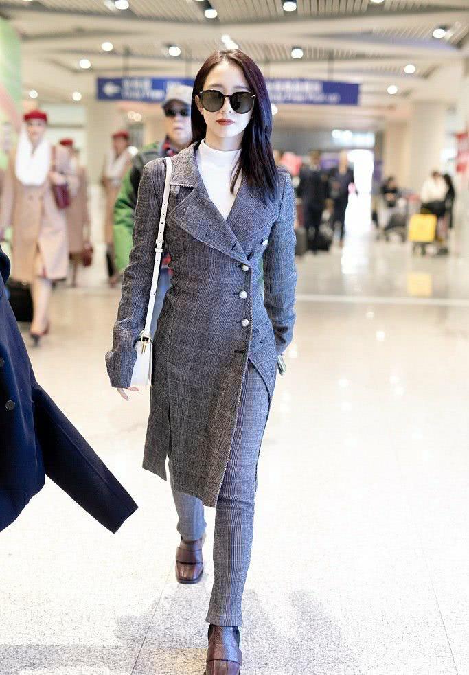 美女孟美岐变甜妹子,水貂绒毛衣配白色裤子,软萌形象惹人爱