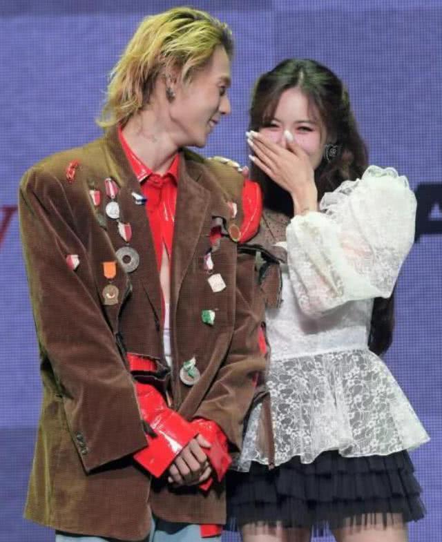 泫雅和他男朋友有多般配?看穿搭就知道了,果然是妇唱夫随