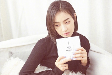 1571824942502343.jpg 宋茜新剧海藻卷发型,盘点她最成功的时尚造型