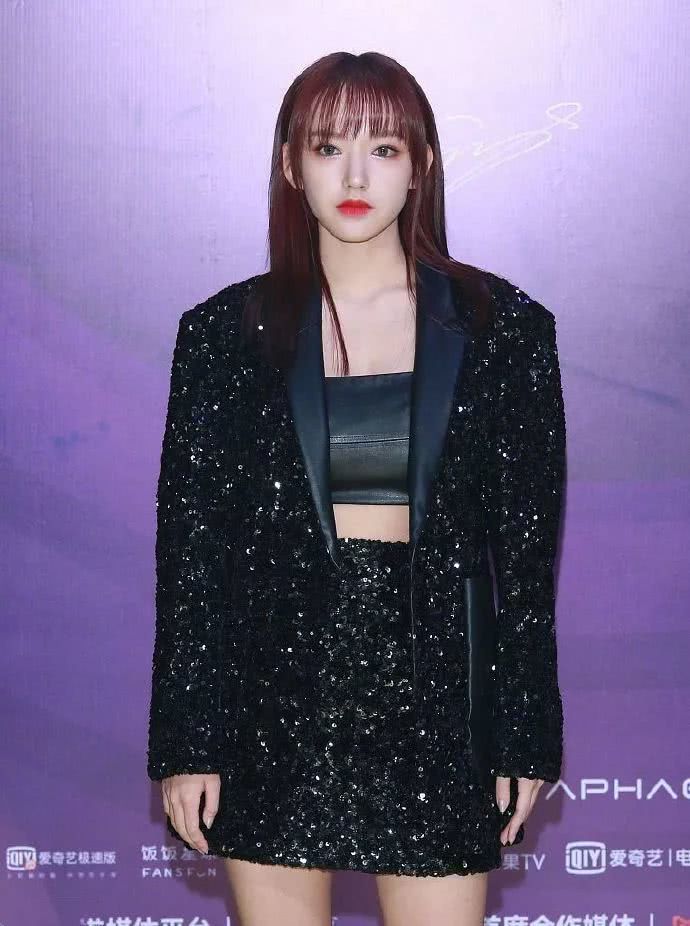 美女程潇踩塑料高跟鞋走红毯,穿上西装看着像120斤