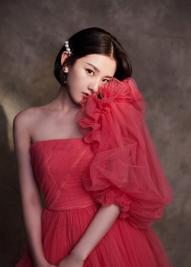 美女宋祖儿穿露肩轻纱裙，美似小仙女